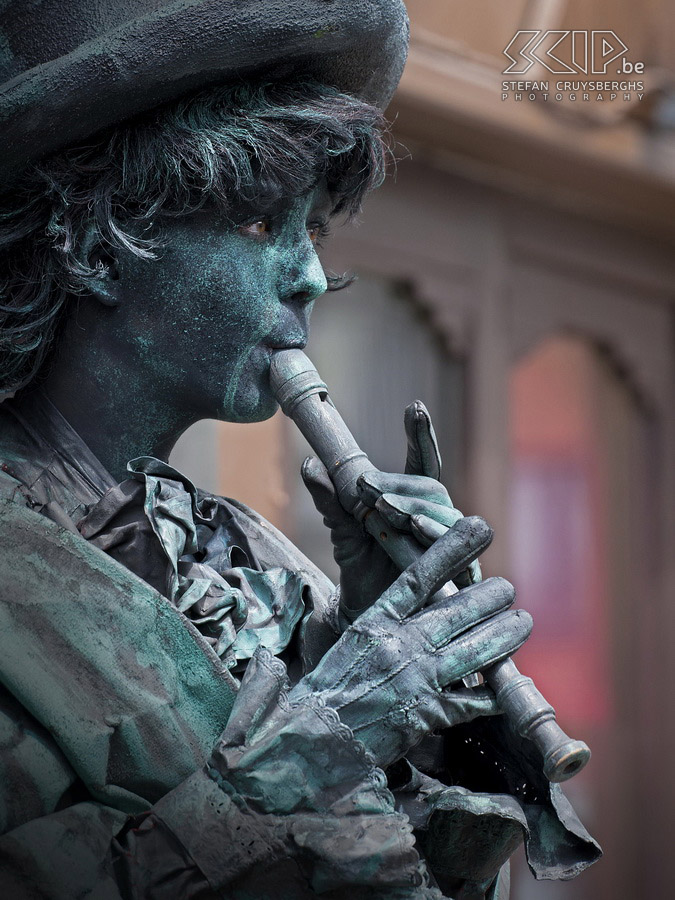 Living statues festival During the weekend of 18th-19th June my hometown Lommel organized a living statues festival. Several wonderful living statues and amusing street artists from all around Europe were invited to demonstrate their skills. Stefan Cruysberghs